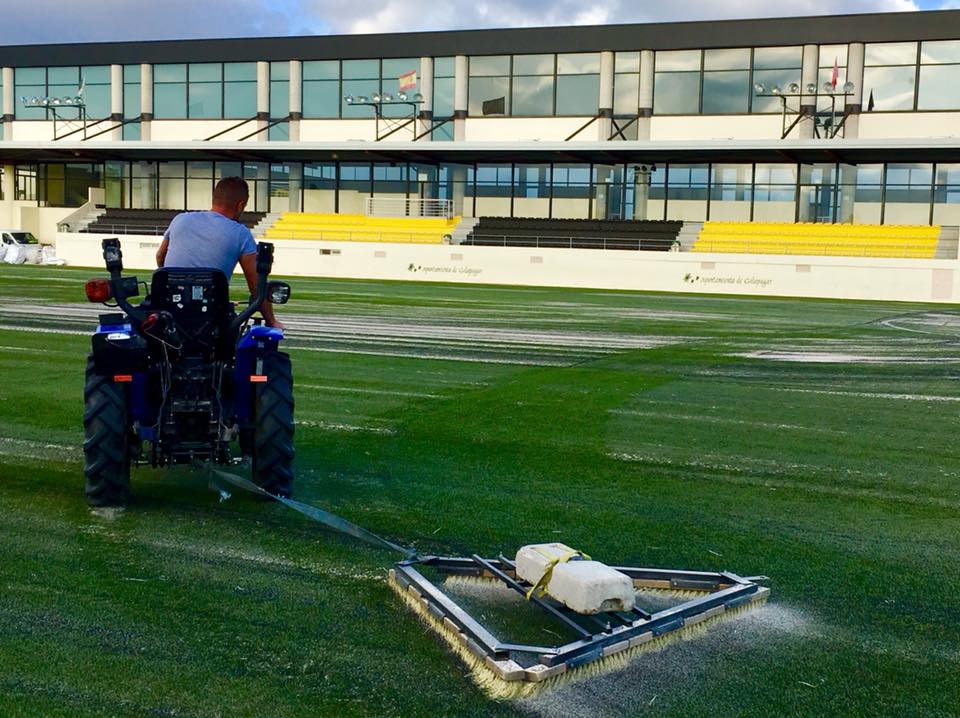 Alisado del cesped en El Chopo