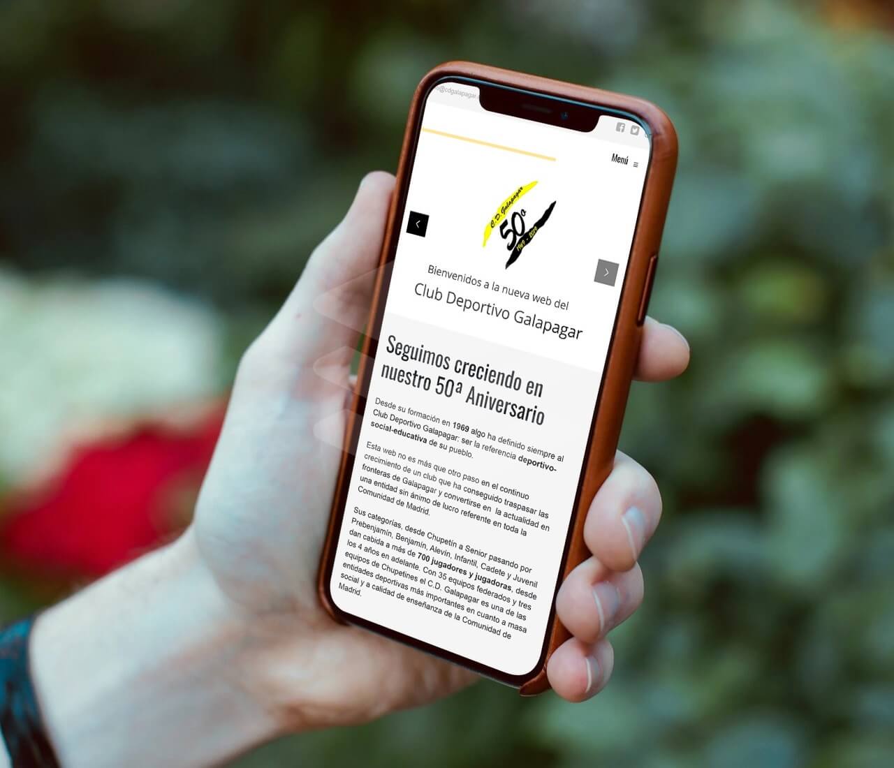 Móvil con un ejemplo de la web